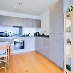 Modern 1-Bed Entire Apartment, London Zone 2