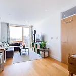 Modern 1-Bed Entire Apartment, London Zone 2