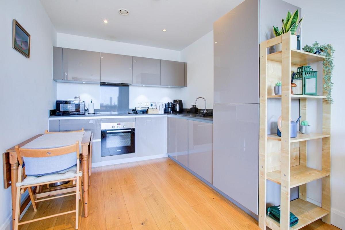 Modern 1-bed Entire Apartment, Zone 2 Appartamento Londra