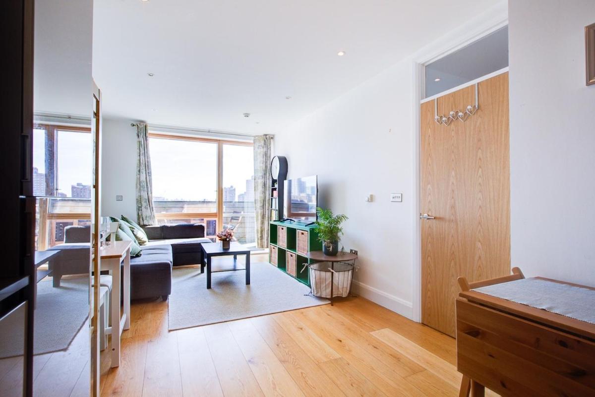 Modern 1-bed Entire Apartment, Zone 2 Londra
